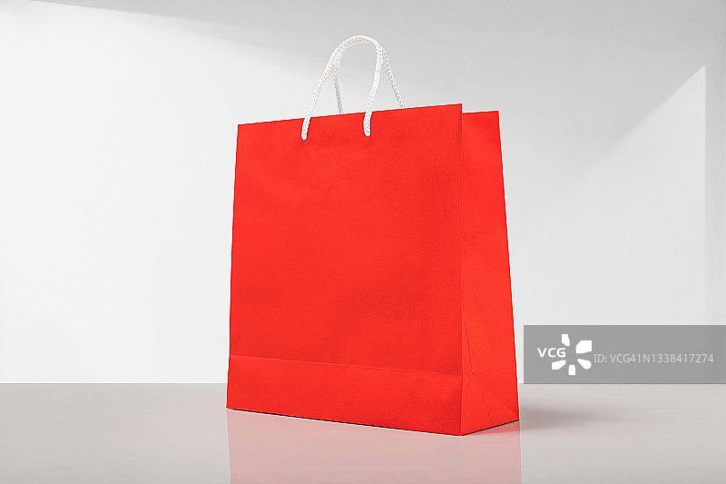 白色背景上的红色购物袋图片素材