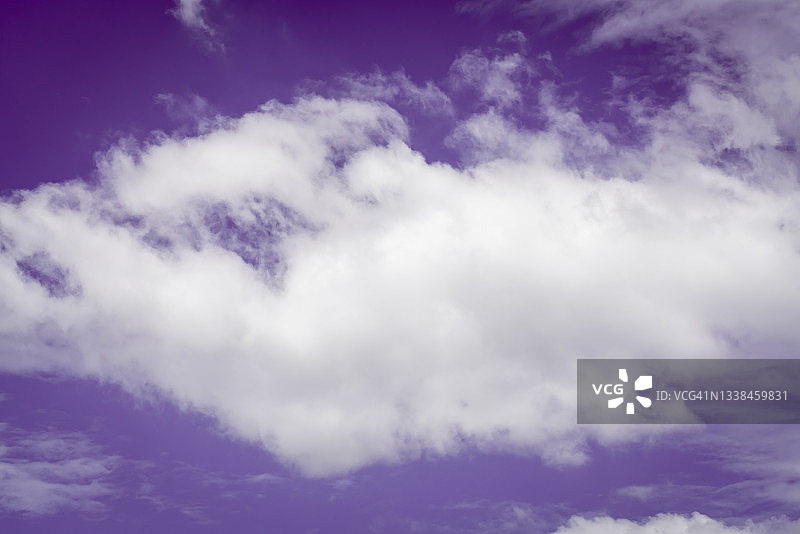 白云和紫色的背景图片素材