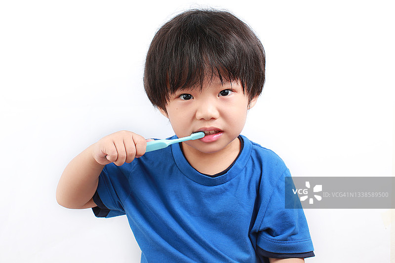 亚洲小男孩刷牙图片素材