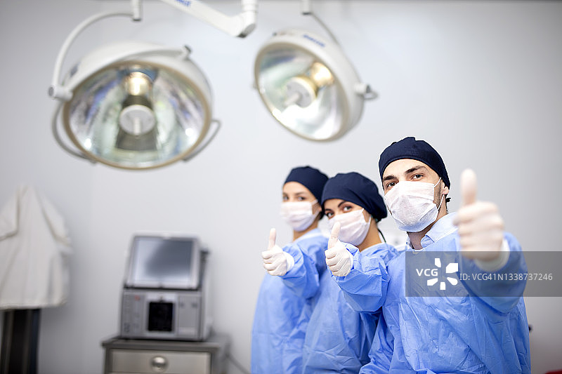 外科医生在手术室里做手术图片素材