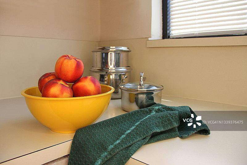有一碗桃子的现代厨房柜台图片素材