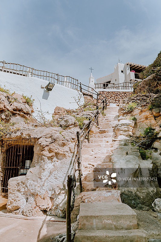 在西班牙巴利阿里群岛的比尼伯克尔，天然石阶和白色地中海立面图片素材