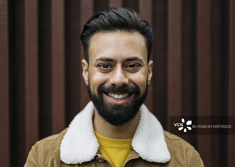 30岁出头的留着胡子的印度男人的肖像图片素材