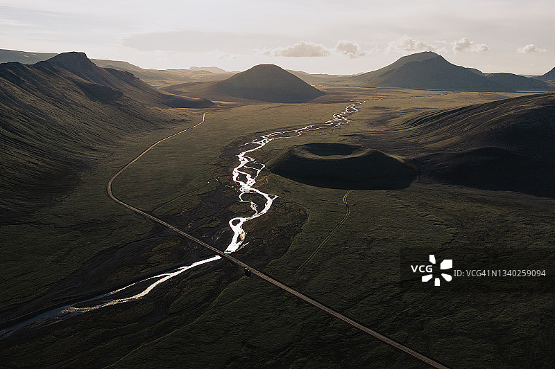 无人机拍摄的这张照片显示了一条土路在日落时分穿过冰岛高地图片素材