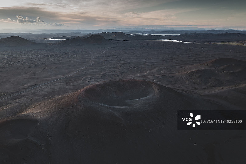 航拍显示火山在火山灰覆盖的景观，冰岛高地图片素材