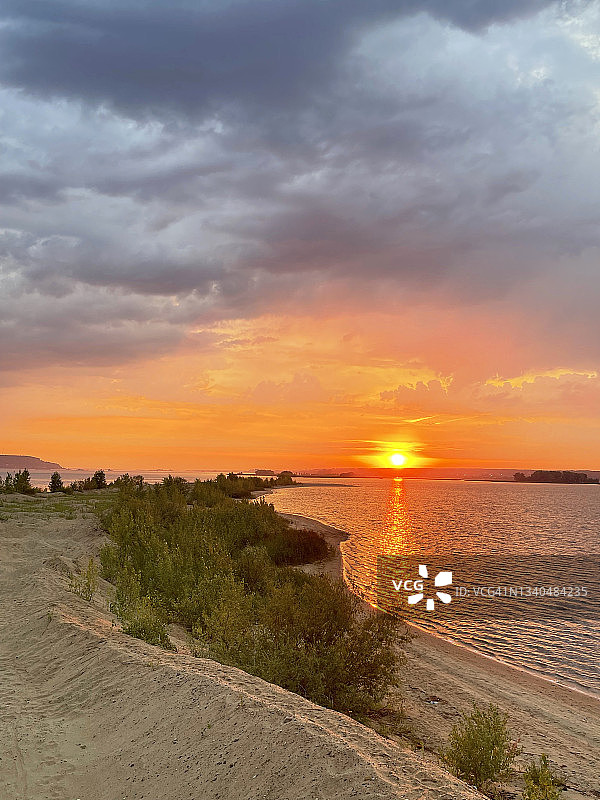 俄罗斯喀山附近伏尔加河上明亮的夕阳图片素材