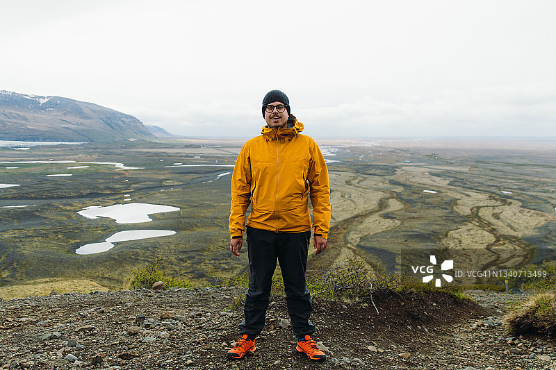 快乐的旅行者在冰岛享受户外的最佳时光图片素材