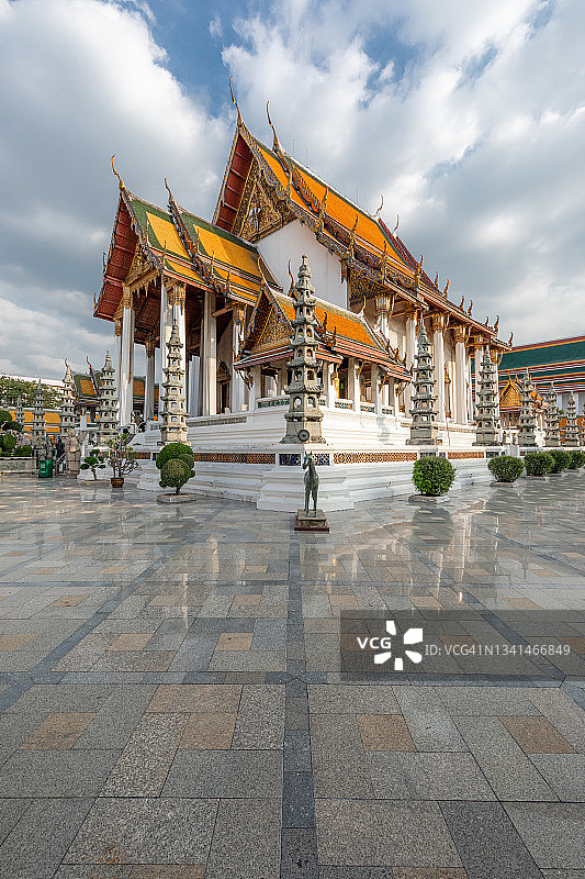 在一个阳光明媚的日子里，曼谷的素泰寺。泰国。图片素材
