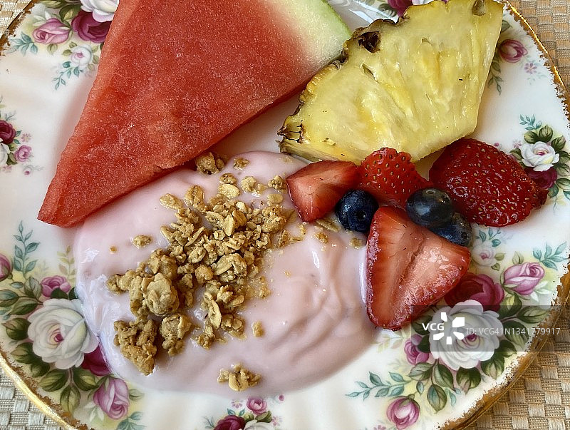 早餐水果和酸奶盘的特写镜头图片素材
