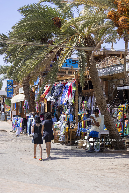 大街上有商店和餐馆，是埃及红海上一个充满异国情调的小镇的日常生活图片素材