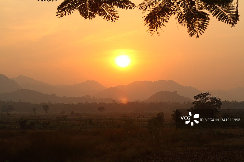 位于奥里萨邦巴拉索尔的库尔迪哈野生动物保护区的日落景观图片素材