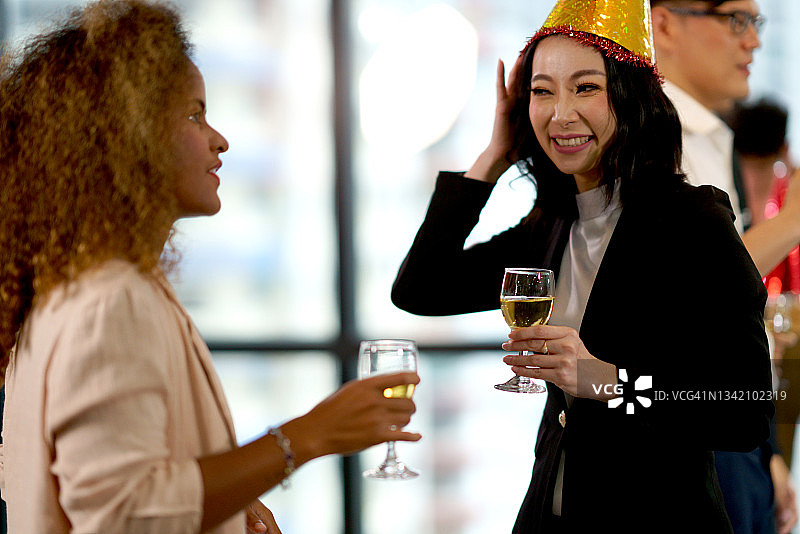 女同事喝酒庆祝办公室聚会图片素材