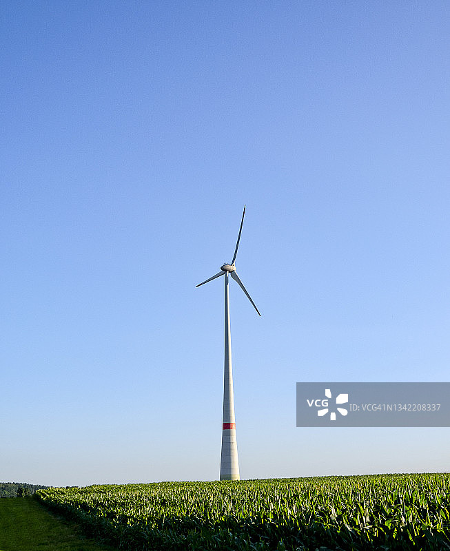 农业领域的高风力涡轮机图片素材
