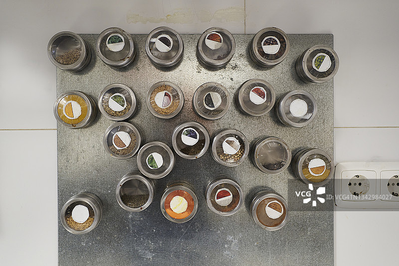 在厨房柜台上的金属托盘上，厨师使用的一组香料的顶部视图的特写图片素材