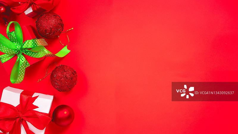 圣诞节红色背景与装饰品，礼物和装饰。顶部视图与文本空间。新年的概念图片素材