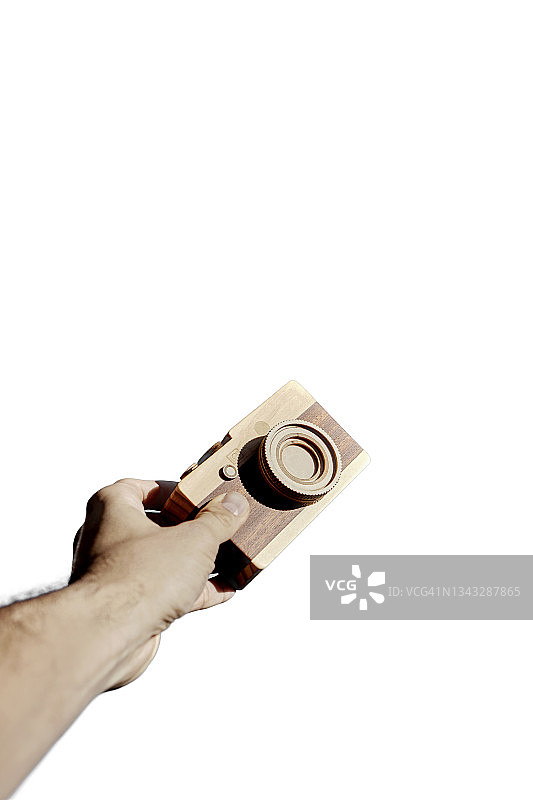 一只手拿的木制相机图片素材