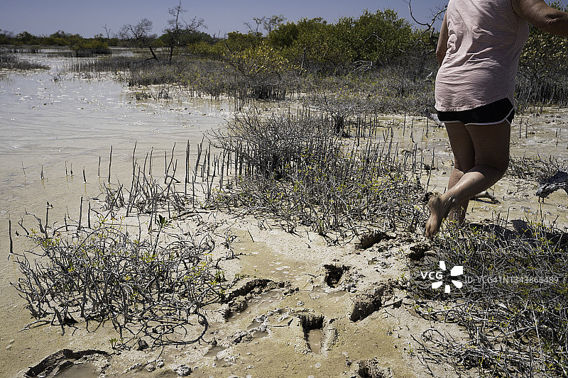 里约热内卢Lagartos，墨西哥，赤脚走过潮湿的泥滩图片素材