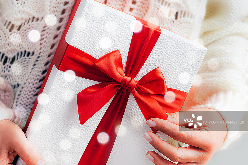 圣诞礼物，礼物，贺词，美容产品。寒假和DIY盒子的黑色星期五概念。图片素材