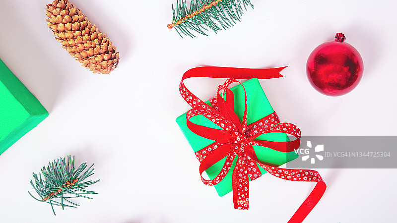 礼品盒和圣诞装饰上的彩色背景，平铺。寒假主题。新年快乐概念。图片素材