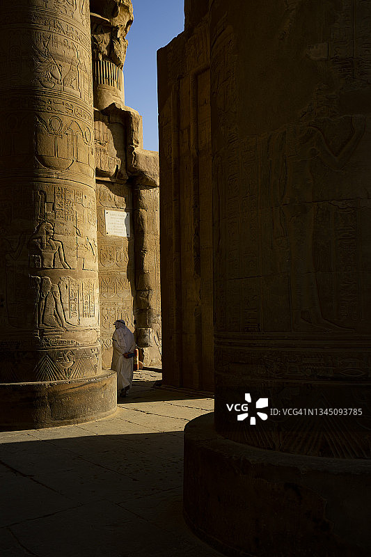 在埃及卢克索索神索贝克神庙的象形文字毁坏埃及柱图片素材