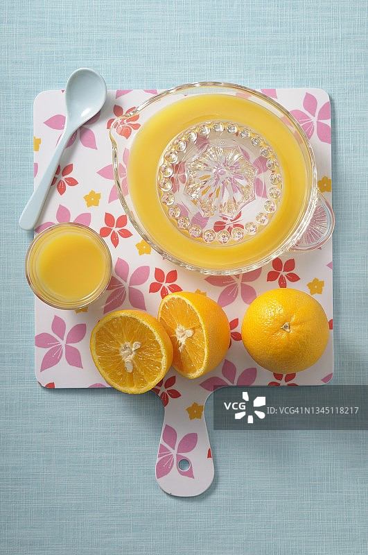 现榨橙汁，榨汁机和橘子图片素材