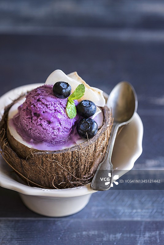 自制椰壳蓝莓冰淇淋图片素材