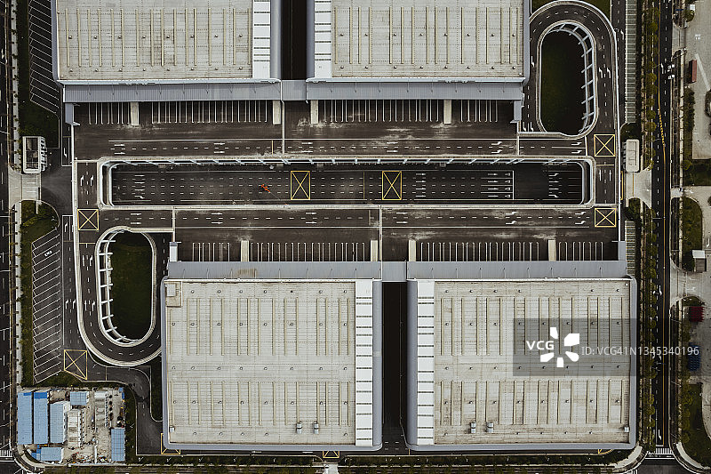 鸟瞰图的配送仓库与卡车和集装箱和道路在上海保税区图片素材