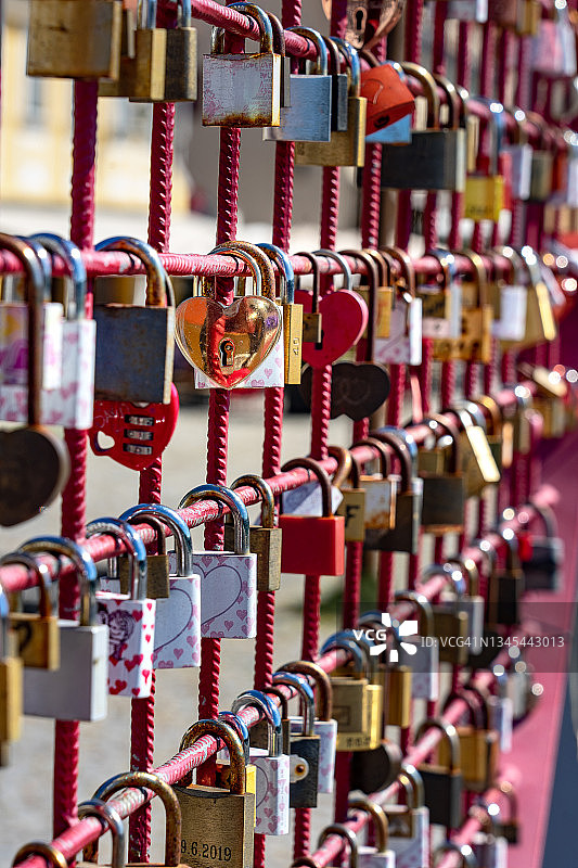 爱情的心锁在马里博尔的红色栅栏浪漫的背景图片素材