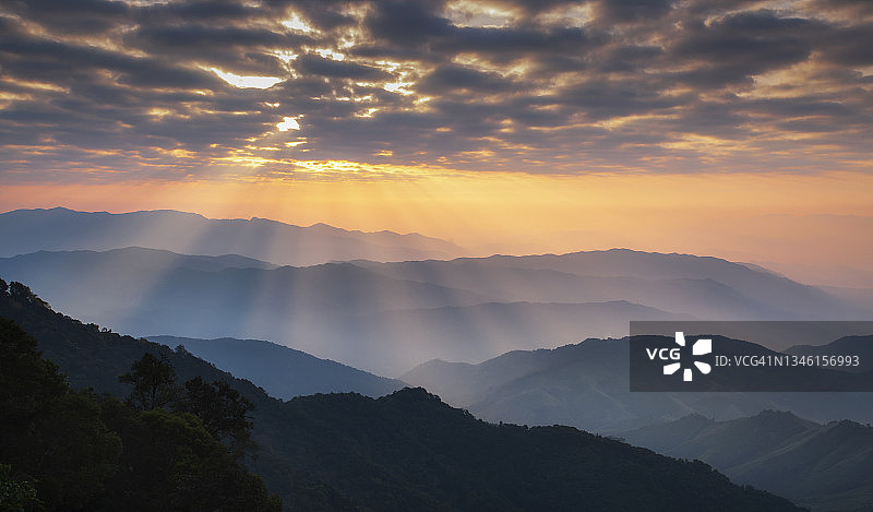 泰国南省日落时美丽的山景层图片素材
