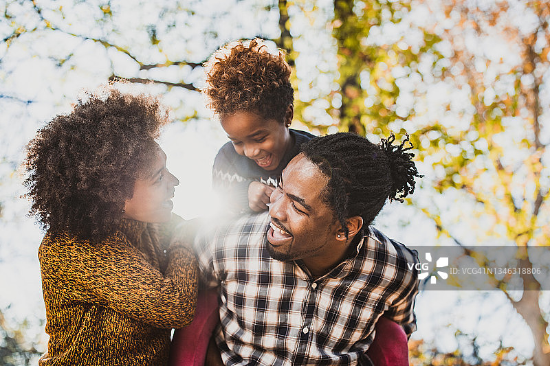 快乐的非洲裔美国人家庭在秋天的快乐。图片素材