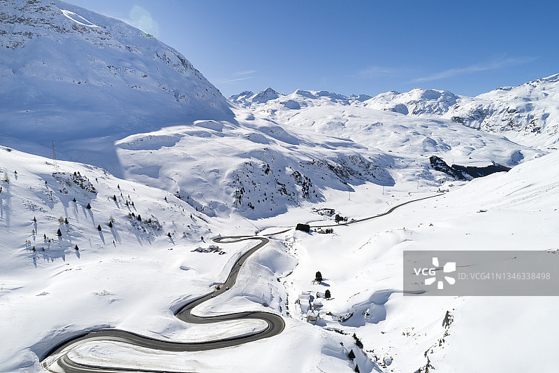 山间蜿蜒的道路冬季景观，鸟瞰图图片素材