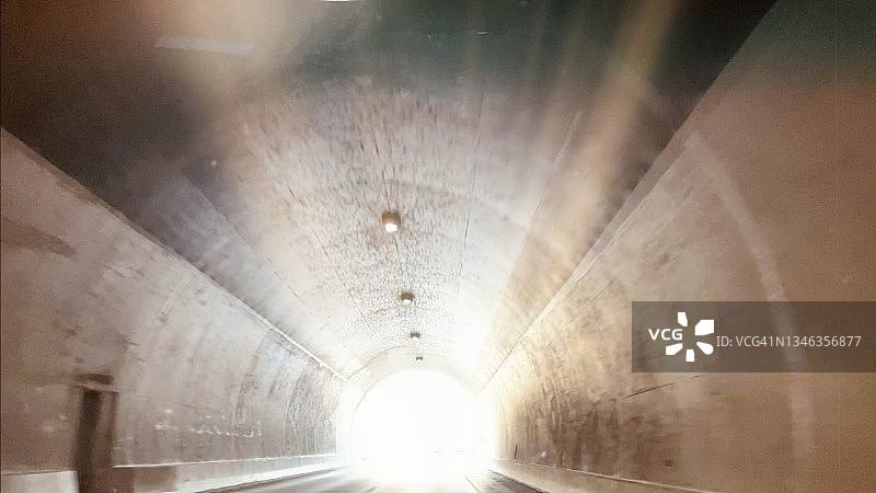 概念图像光在隧道的尽头-库存照片图片素材