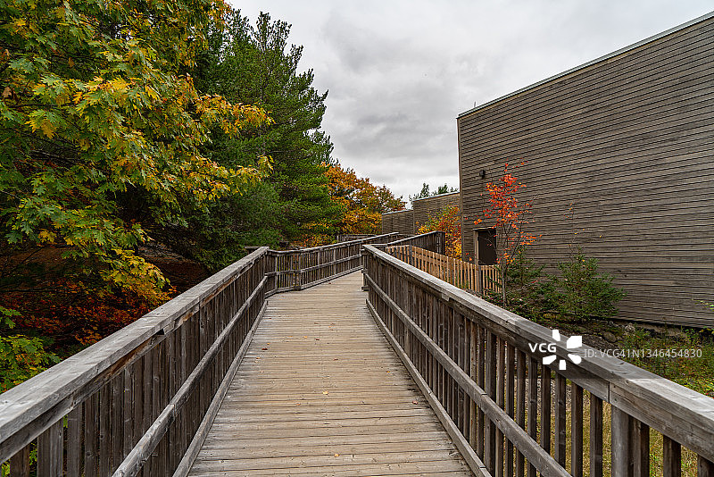 加拿大安大略省，阿尔冈昆省公园游客中心，挪威湖的秋色图片素材