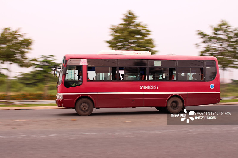 越南，胡志明市——2015年9月5日:公交车在胡志明市的路上行驶图片素材