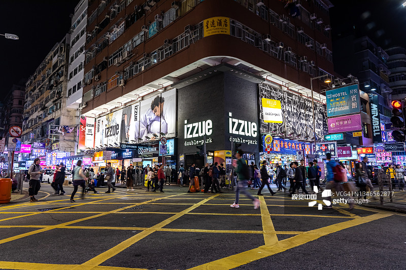 香港夜晚熙熙攘攘的商业街图片素材