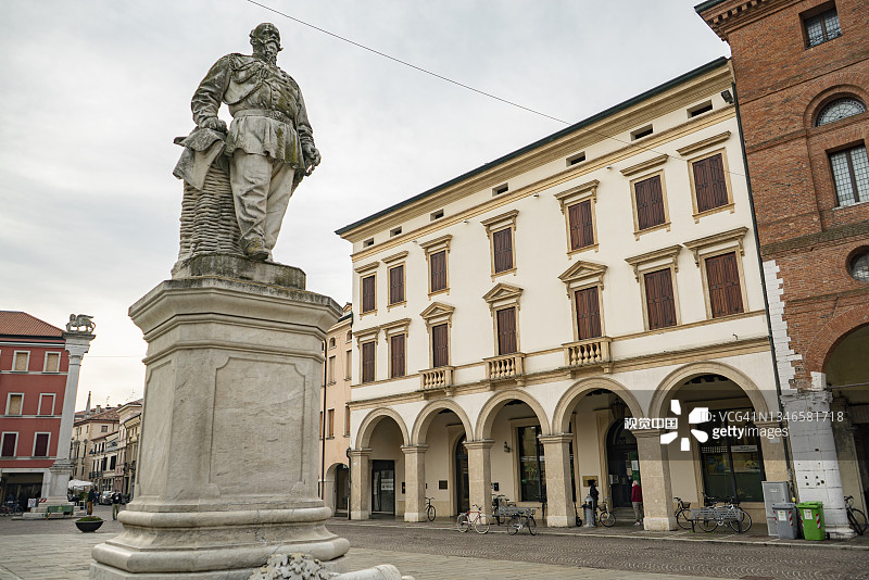 意大利历史名城罗维戈的Giuseppe Garibaldi广场图片素材