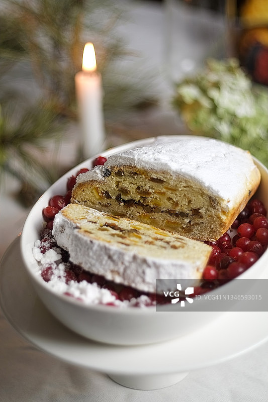 节日餐桌上的传统圣诞小红莓蛋糕图片素材