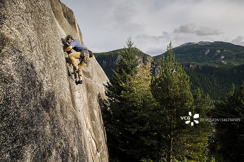 一名攀岩者正在攀登一处风景优美的岩石图片素材