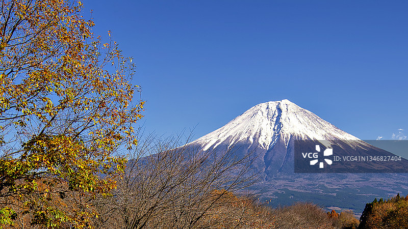 日本静冈县富士山，富士宫，田uki湖的秋天全景图片素材