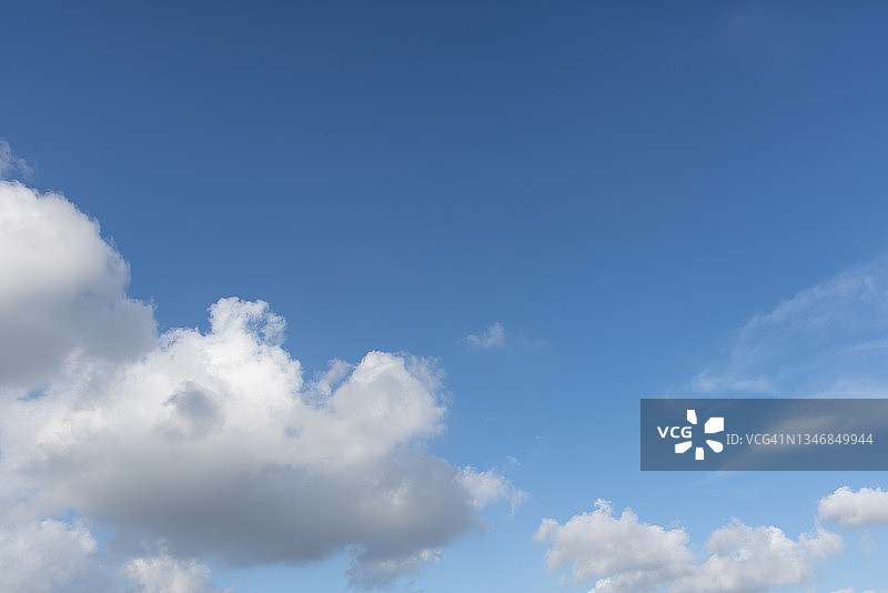 白色的云衬着蓝色的天空图片素材