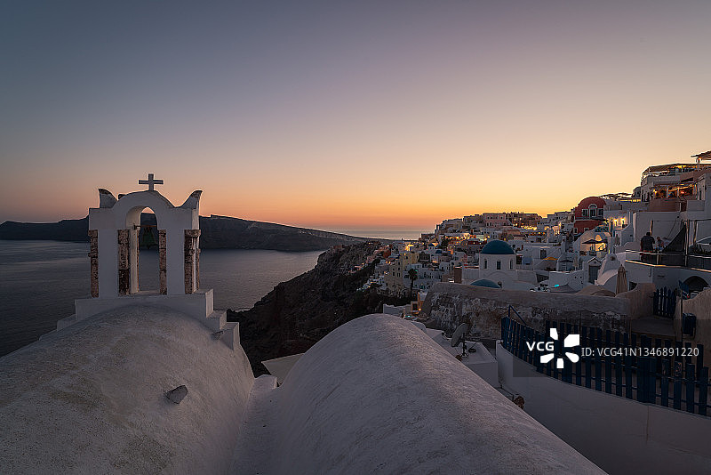 希腊圣托里尼岛伊亚村的日落景观图片素材