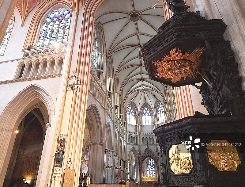 圣科兰廷大教堂内部，也被称为坎普尔大教堂，坎普尔，法国图片素材