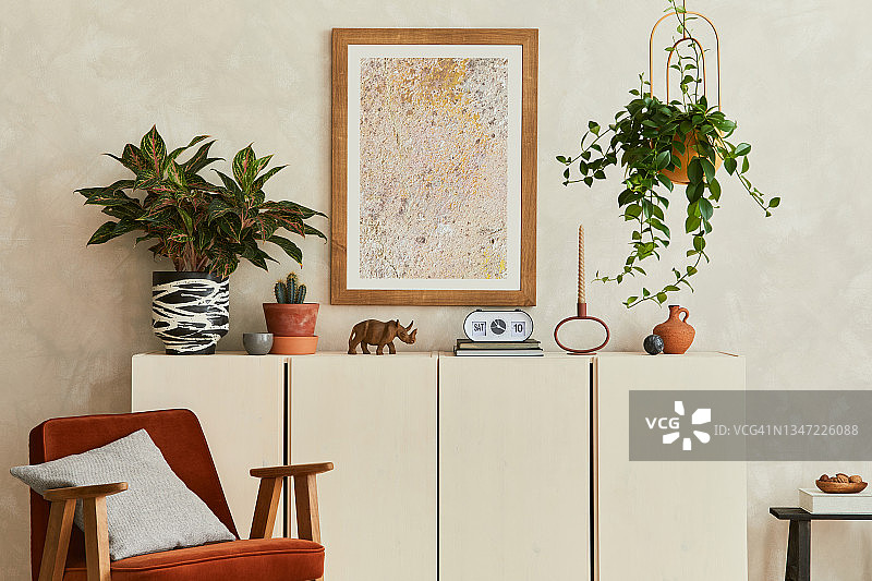 创意和现代的米色客厅室内设计与模拟海报框架，米色木制餐具柜，扶手椅和复古灵感的个人配件。副本的空间。模板。图片素材