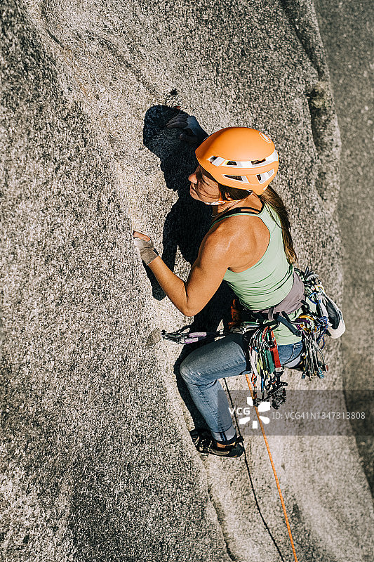 强壮的女攀岩者攀登在公元前斯夸米什的一个困难的岩石表面图片素材