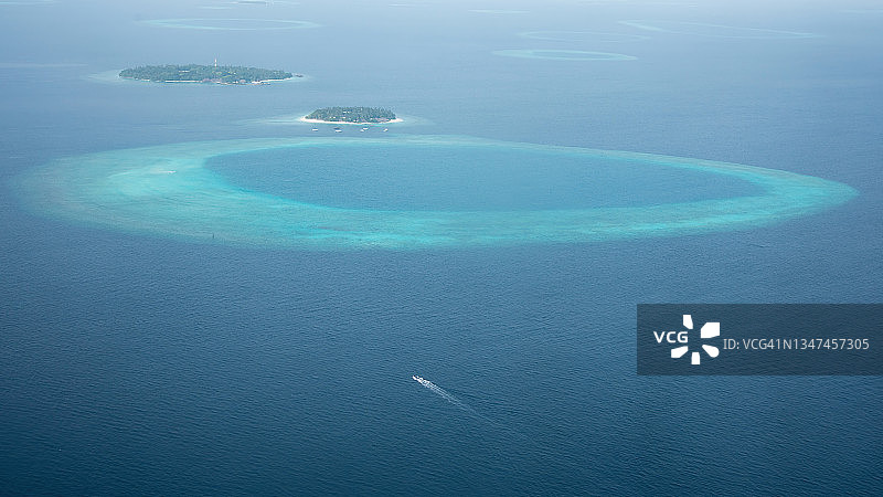 鸟瞰马尔代夫的岛屿图片素材