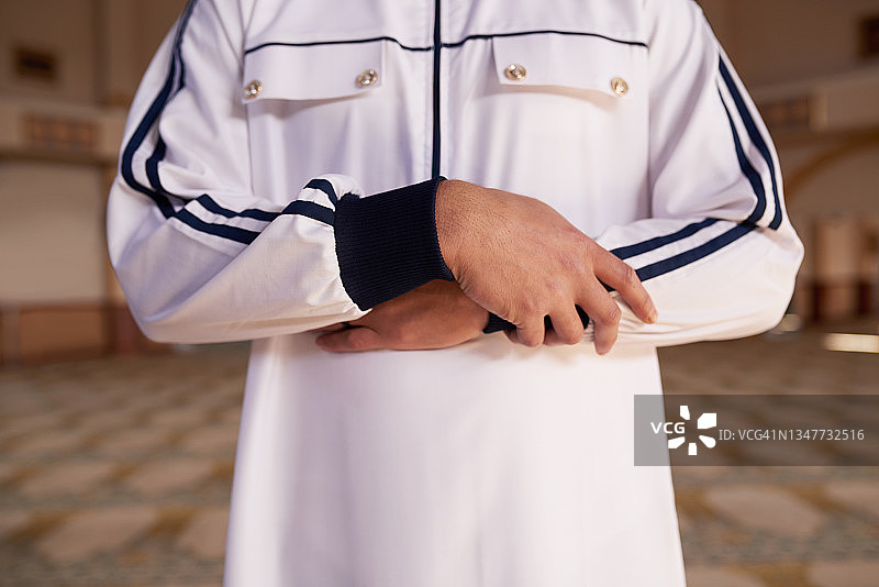 一名穆斯林男子在清真寺祈祷的特写镜头图片素材