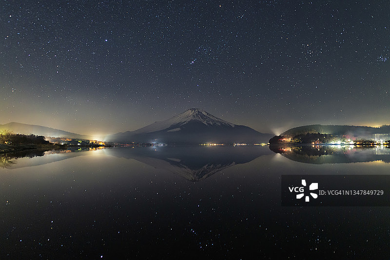 富士山和山中湖夜晚的冬星图片素材
