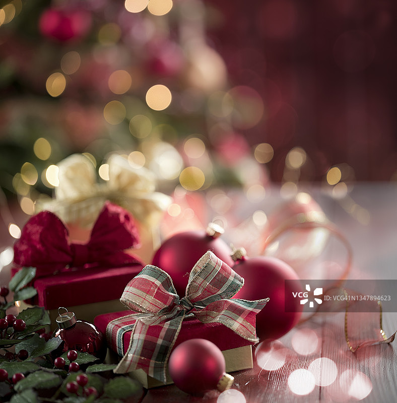 优雅的圣诞装饰和圣诞树背景图片素材