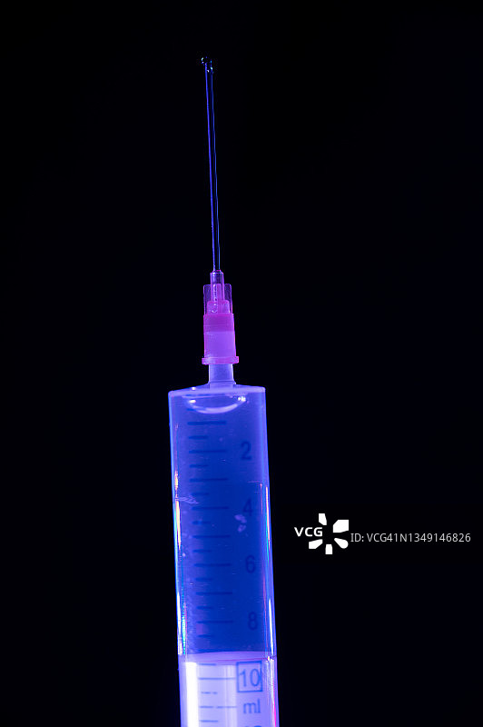 特写注射器与剂量的疫苗准备使用。Covid-19疫苗的概念。图片素材