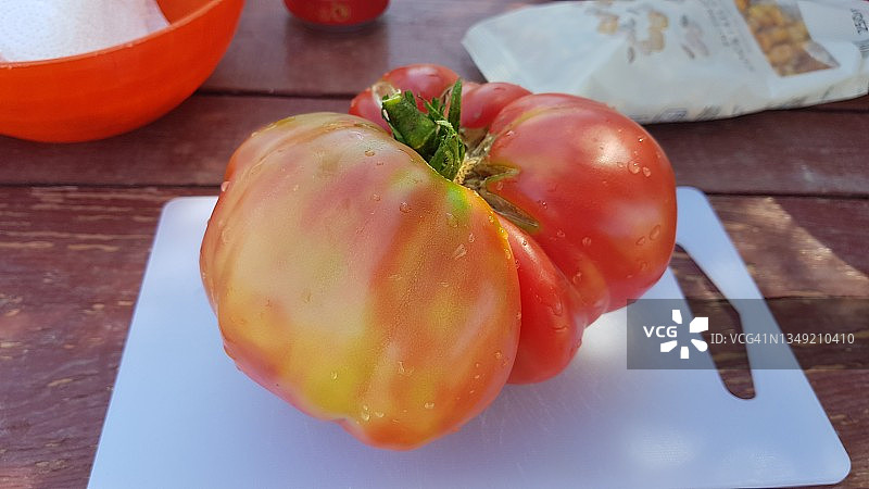 天然有机番茄和刚从花园里摘的有机番茄。准备做一份美味的沙拉。图片素材